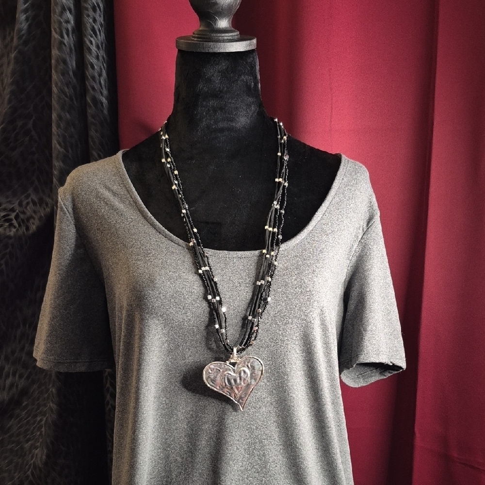 Superb Black and Silver Heart Pendant Necklace (J64)